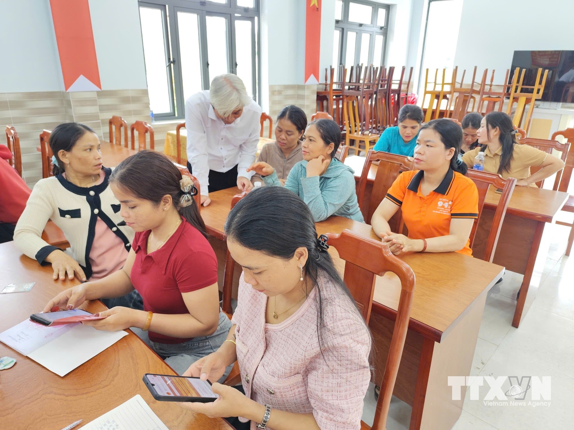 Người dân xã La Dêê được hướng dẫn cách sử dụng AI. (Ảnh: Khoa Chương/TTXVN)
